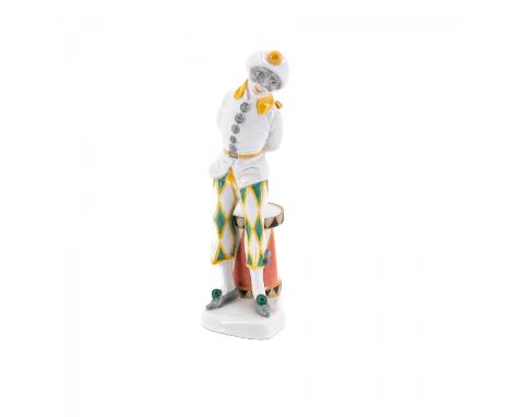 PIERROT MIT TROMMEL. Rosenthal. Selb. Meister/Entwerfer: Entwurf C. Holzer Defanti. Technik: Porzellan, farbig staffiert. Maß