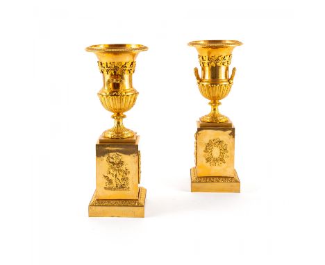 PAAR KLEINE KRATER-VASEN STIL EMPIRE. Technik: Metall, vergoldet. Maße: Höhe je 31,5cm. Zustand B/C.  Voraussichtliche Versan
