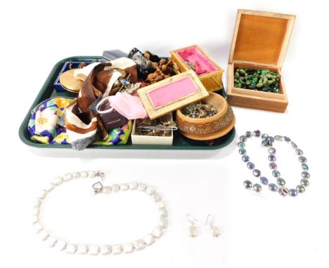 Costume jewellery, faux pearl necklaces, trinket boxes, brooches, wooden beaded necklaces, etc. (1 tray)