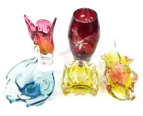 Art glass, comprising four flared bowls and a Bohemian ruby flash glass vase. (5)