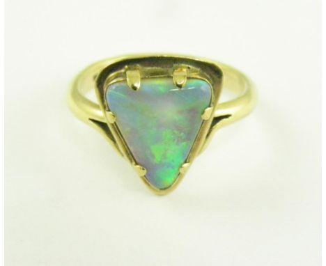 A 9CT GOLD RING SET WITH A TRIANGULAR SHAPED OPAL OR OPAL DOUBLET, 4.7G