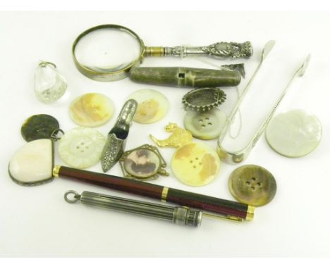 A GEORGE V SILVER PENCIL, LONDON 1918, A MAGNIFYING GLASS WITH (ASSOCIATED) EMBOSSED SILVER HANDLE, A VICTORIAN OR EARLY 20TH