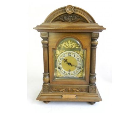 A GERMAN WALNUT BRACKET CLOCK WITH BREAK ARCHED BRASS DIAL, ENGRAVED PRESENTATION TABLET DATED 1915