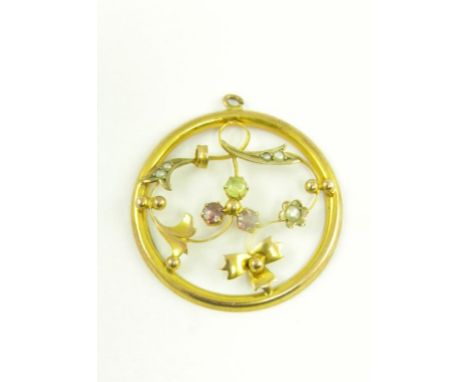 A RUBY, PERIDOT AND SPLIT PEARL SET GOLD OPENWORK PENDANT, MARKED 9CT, CIRCA 1905, 1.6G