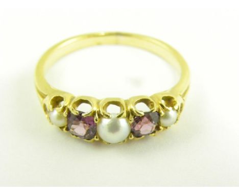 A RUBY AND DIAMOND FIVE STONE RING IN GOLD, CIRCA 1910, 3.4G