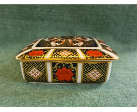 Royal Crown Derby 1128 Old Imari lidded trinket dish, 112mm x 100mm x 50mm.