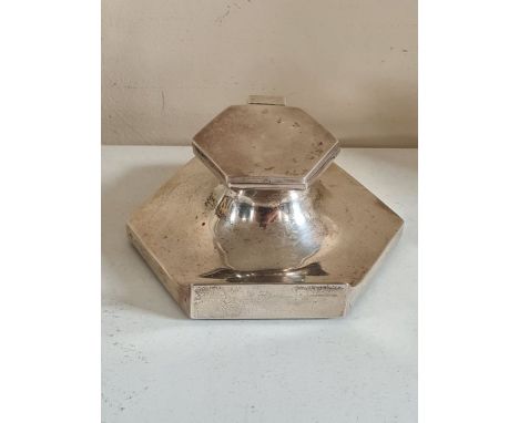 Walker &amp; Hall hexagonal silver desk inkwell with glass liner assay Sheffield 1964, silver weight 130g.