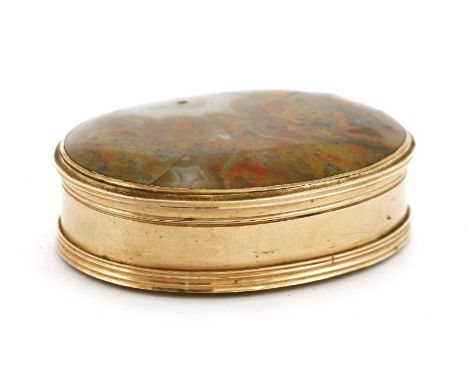 A 9ct gold and agate inset snuff box,late 18th century-style, of oval form with reeded sides,5.5cm wide4.5cm deep1.5cm high