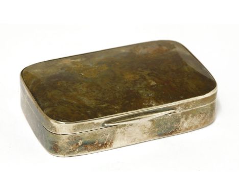 An unmarked snuff box,of rectangular form, the top set with a polished hardstone panel and the base with a mammoth tooth,8cm 