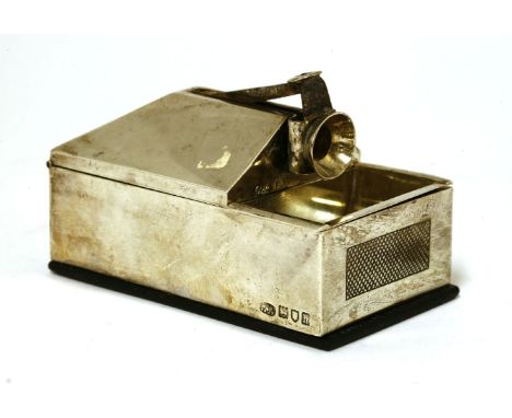 A novelty silver Edwardian cigar cutter and vesta,London, 1903,in the form of a kennel or the front of a car engine,10 x 5.8c