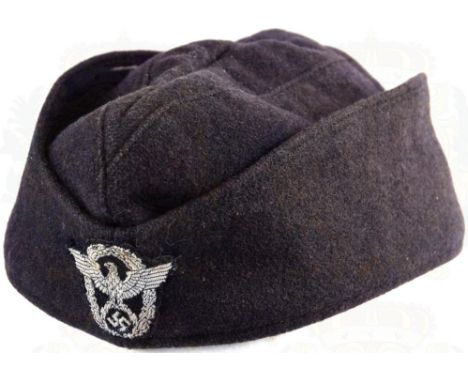 SCHIFFCHEN FÜR FEUERLÖSCHPOLIZEI, blauschwarzes Tuch m. vernähtem gestickten Hoheitsadler u. blauem Seidenfutter, ca. Gr. 56,