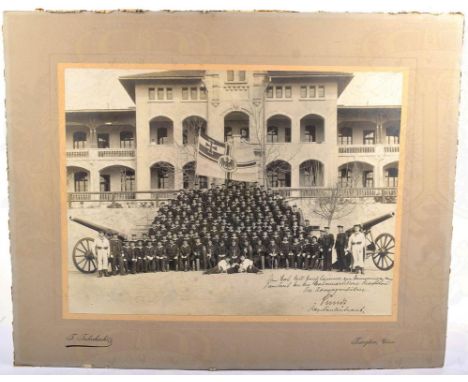 GROßFOTO MATROSENARTILLERIE-ABTEILUNG KIAUTSCHOU, Gruppenaufnahme der ges. Abt., Offiziere, Uffz. u. Matrosen m. 2 schweren H