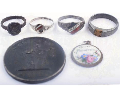 4 PATRIOTISCHE FINGERRINGE, 1x Eisen, sonst Weißmetall, 3 m. EK 1914, s/w/r Streifen, 1 Ring schwarz/weiß/rot emailliert u. b