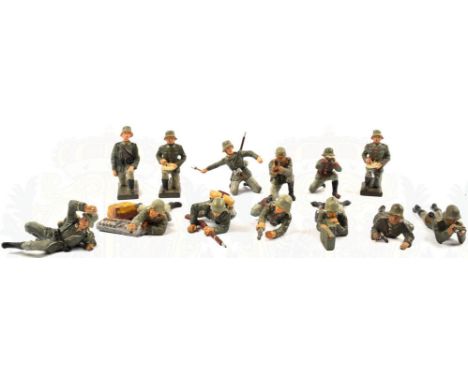 13 FIGUREN WEHRMACHT, meist Lineol bzw. Elastolin, liegend oder kniehend, m. Ferngläsern, Handgranate werfend, Pistole, Draht