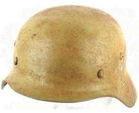 STAHLHELM 35, Sammleranfertigung/Replik, Glocke sandfarben lackiert, Afrikakorps- u. s/w/r Wappen-Emblem, mehrlappiges Leder-