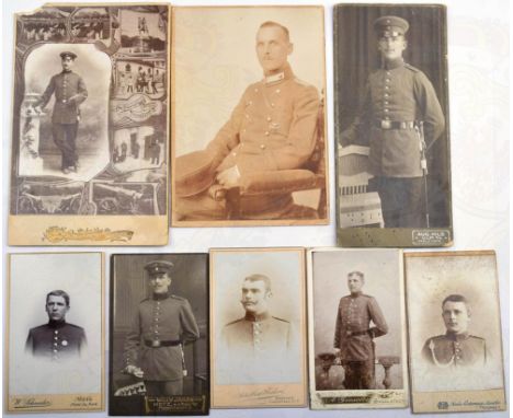 KONVOLUT FOTOS UND ANSICHTSKARTEN: 14 Atelierfotos, Visit u. Kabinett, 7 zivil u. 8 Militär, meist Infanterie, m. Seitengeweh