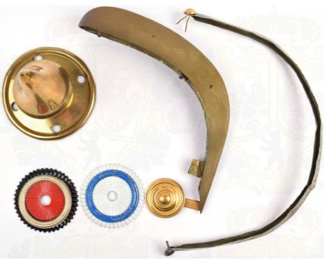 ERSATZTEILE FÜR HELME: Helmspitze; 1 Rosette; 2 Kokarden, bayer. u. s/w/r, Tombak/lackiert, alles Sammleranfertigungen; zeitg