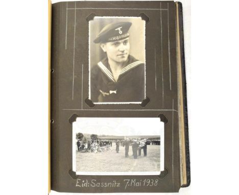 FOTOALBUM KRIEGSMARINE MATROSENGEFREITER/FUNKER, m. 103 Fotos u. AK, 1938-1941, 26.8.1940-4.2.1941 kommandiert auf Schlachtsc