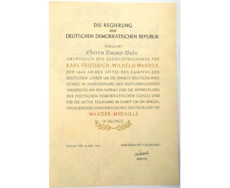 VERLEIHUNGSURKUNDE KARL FRIEDRICH WILHELM, Wandermedaille, Berlin 1954, erhaben geprägtes Portrait, OU Minister für Volksbild