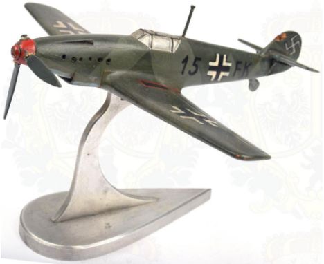 MODELLFLUGZEUG MESSERSCHMITT ME-109, Holzmodell um 1939, dunkelgrün lackiert, Balkenkreuze u. Kennung „15+FK“, Seitenleitwerk