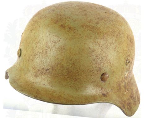 STAHLHELM 35/40, Sammleranfertigung/Replik, Glocke sandfarben lackiert, Afrikakorps- u. s/w/r Wappen-Emblem, mehrlappiges Led