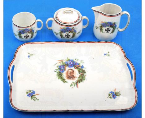 PATRIOTISCHES KAFFEESERVICE: Kaffeetasse, Milchkännchen, Zuckerdose u. Tablett, alles weißes Porzellan/glasiert, flaches Tabl