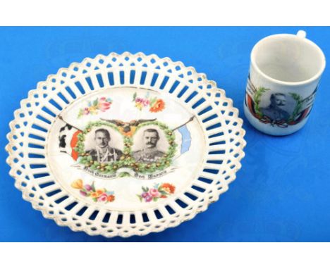 PATRIOTISCHE TASSE UND TELLER, Porzellan m. farb. Fahnen, Lorbeer/EL-Kränzen, tls. Blumen, Port. Kaiser Wilhelm II. (Tasse) b