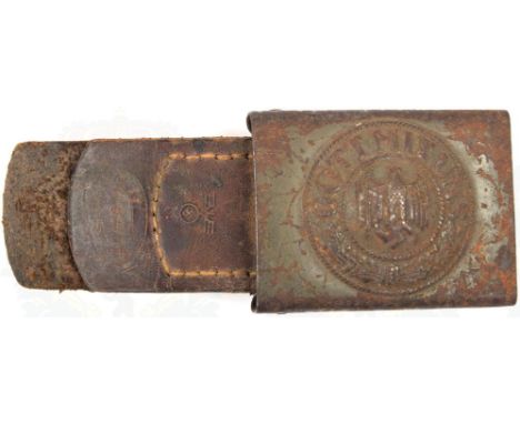 KOPPELSCHLOSS MARINEARTILLERIE, Kammerstück zur feldgrauen Uniform, Eisen/durchgeprägt, felgraue Lackierung vs. ca. 70% erhal