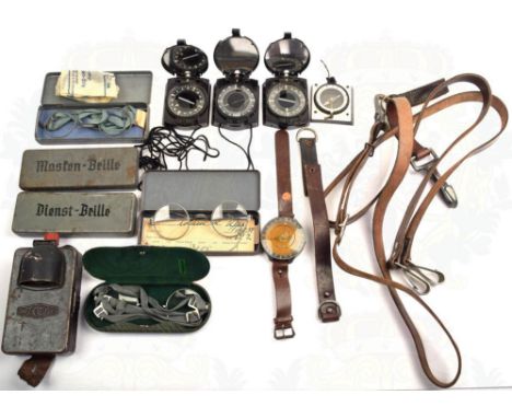 KONVOLUT AUSRÜSTUNG, 5 Dienst- bzw. Maskenbrillen, in Boxen; Taschenlampe, Herst. „Crone“, m. Abblendklappe u. 2 Leder-Trages