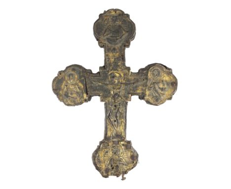 VORTRAGEKREUZ 13. Jh. Kupferblech, getrieben und vergoldet, auf Holzkern. 29,5 x 22 x 2,5 cm. Luchtenberg Sammlungsinventarnu