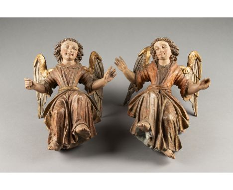 PAAR ENGELFIGUREN Süddeutsch, 17. Jh. Holz, vollplastisch geschnitzt, farbig gefasst. H. 31/34, B. 26/27 T., 17 cm, Gew. ca. 