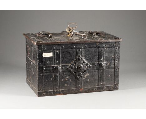 EISENTRUHE (KRIEGS- ODER SOLDKASSE) Deutsch, um 1700 Schmiedeeisen, geschwärzt. 28 x 46 x 29 cm. Luchtenberg Sammlungsinventa