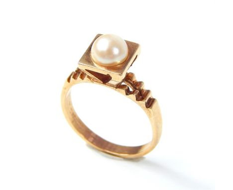 A vintage pearl dress ring, 9ct gold overall weight 5.1g