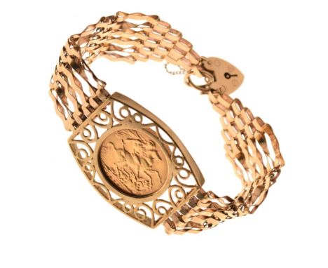 Edward VII sovereign 1910, set within open scroll surround and gate-link bracelet with heart-shaped padlock in 9ct gold, 22.4