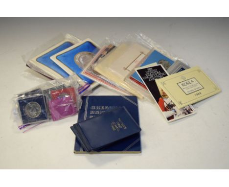 Coins - Collection of GB United Kingdom uncirculated coin collections, together with a collection of loose commemorative crow
