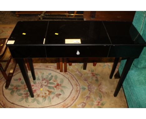 A MODERN EX-SHOW HOME BLACK GLASS CONSOLE / SIDE TABLE WITH SINGLE DRAWER - W 100 cm (A/F)