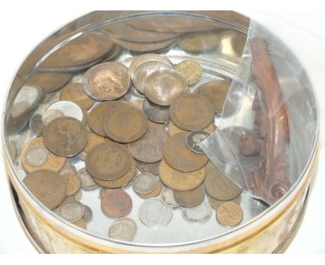 A TIN OF VINTAGE BRITISH COINAGE TO INCLUDE THREE PENNIES TOGETHER WITH A CARVED BLACK FOREST STYLE PIPE FEATURING A FOX AND 