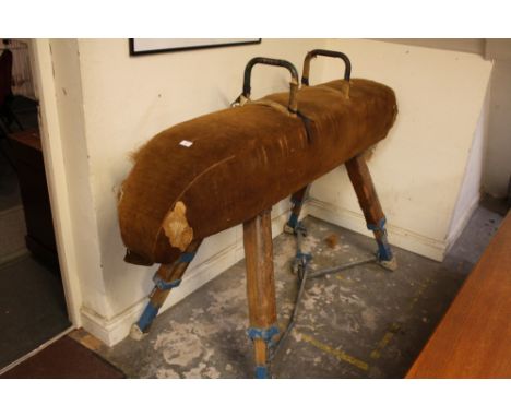 A VINTAGE POMMEL HORSE WITH METAL LEGS -  W 167 cm