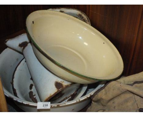 A COLLECTION OF VINTAGE ENAMELLED JUGS AND BOWLS ETC. 