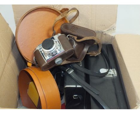 A BOX OF VINTAGE CAMERAS TO INCLUDE A BRAUN PAXETTE