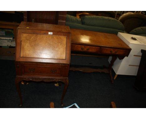 A VINTAGE WALNUT VENEER TWO DRAWER SOFA TABLE TOGETHER WITH MATCHING BUREAU - W 96 cm