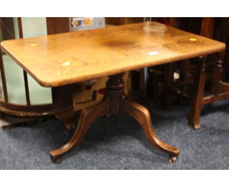 AN ANTIQUE OAK FARMHOUSE TILT-TOP SIDE TABLE ON TRIPOD LEGS - W 77 cm