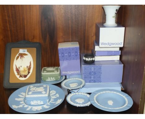A COLLECTION OF WEDGWOOD JASPERWARE ETC. TO INCLUDE A BLACK BASALT EASEL BACKED PICTURE FRAME 