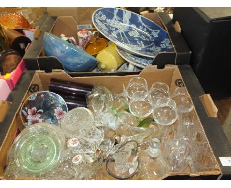A TRAY OF ASSORTED CERAMICS TO INCLUDE AN ORIENTAL CHARGER CARLTONWARE BOWL TOGETHER WITH A TRAY OF GLASSWARE