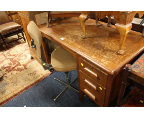 A VINTAGE OAK PEDESTAL DESK WITH 3 DRAWERS TOGETHER WITH AN INDUSTRIAL STYLE OFFICE CHAIR