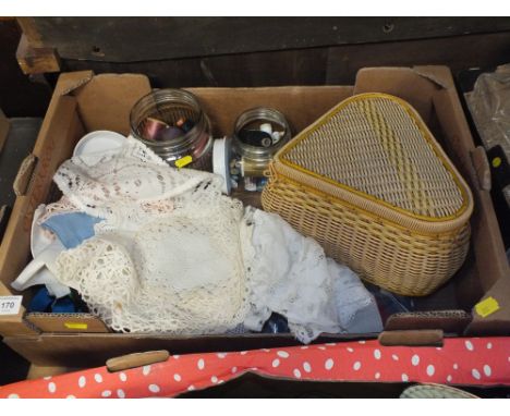 A TRAY OF VINTAGE SEWING ACCESSORIES TO INCLUDE A RETRO SEWING BOX, LACE TEXTILES ETC. 