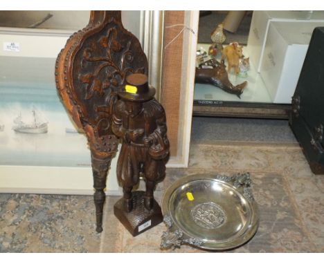 A VINTAGE CARVED WOODEN QUAKER STYLE FIGURE TOGETHER WITH A VINTAGE WHITE METAL TWIN HANDLED TAZZA WITH FIGURATIVE DETAIL