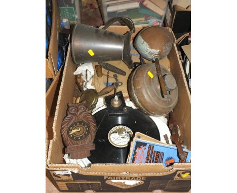 A TRAY OF VINTAGE COLLECTABLES TO INCLUDE 78'S METALWARE ETC