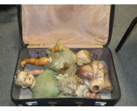 A SUITCASE OF VINTAGE DOLLS TO INCLUDE ROLLER EYE EXAMPLES 