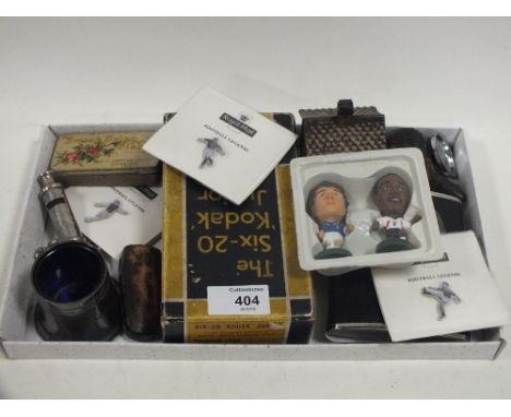 A BOX OF COLLECTABLES TO INCLUDE VINTAGE PIPES, CAMERA, WHISTLE ETC